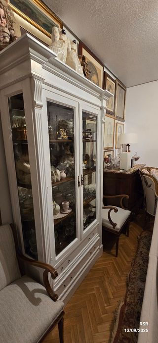 Vitrina blanca con puertas de cristal