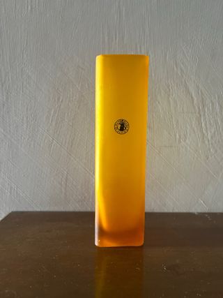 Vaso giallo in vetro
