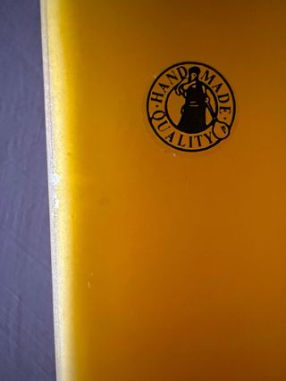 Vaso giallo in vetro