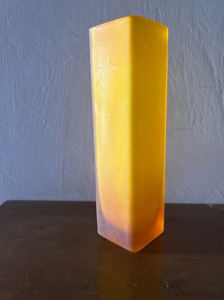 Vaso giallo in vetro