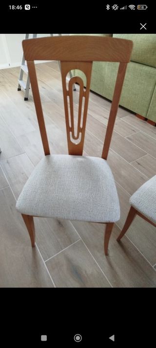 Silla de madera tapizada beige