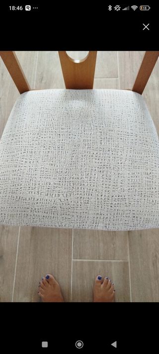 Silla de madera tapizada beige
