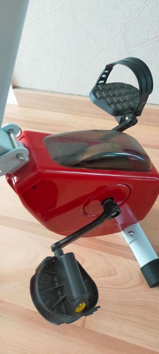 Bicicleta Estática Roja y Blanca