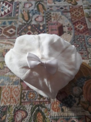 Cappellino neonato bianco con fiocco