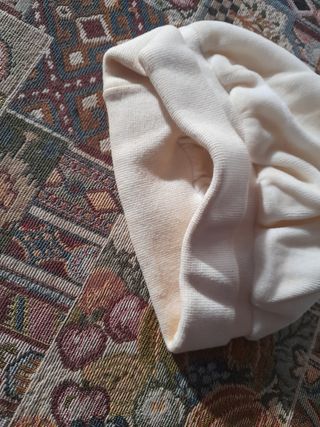 Cappellino neonato bianco con fiocco