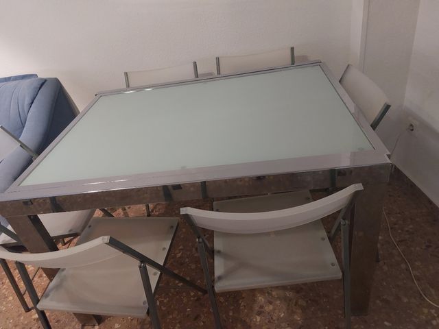 Mesa de comedor de metal y cristal