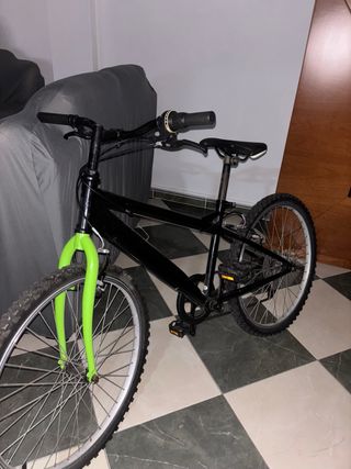 Bicicleta negra con horquilla verde