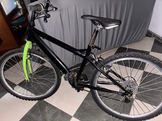 Bicicleta negra con horquilla verde
