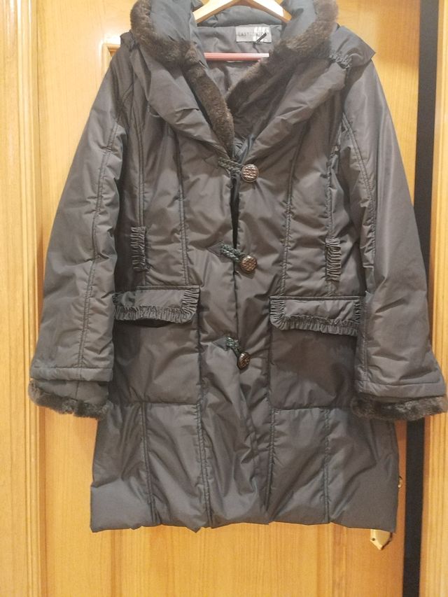 Parka negra con capucha y pelo poco uso talla 40