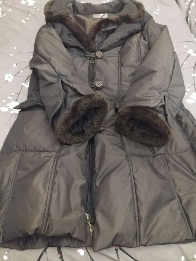 Parka negra con capucha y pelo poco uso talla 40