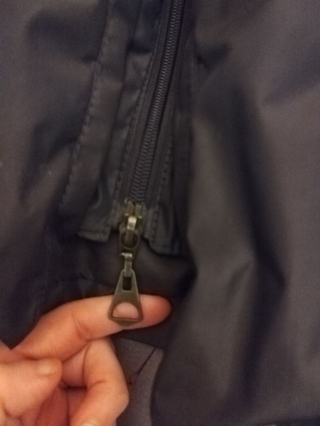 Parka negra con capucha y pelo poco uso talla 40