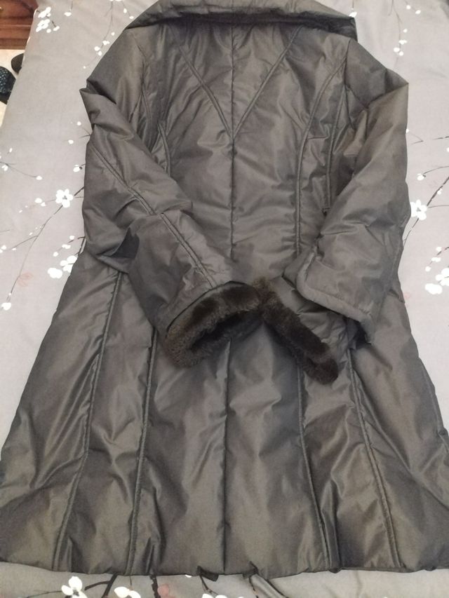 Parka negra con capucha y pelo poco uso talla 40