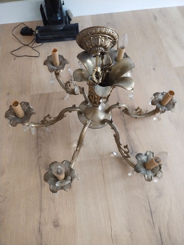 Lámpara de techo dorada con cristales