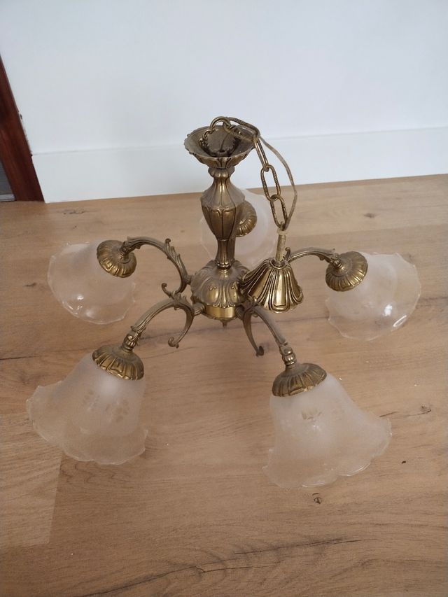 Lámpara de techo dorada con tulipas de cristal