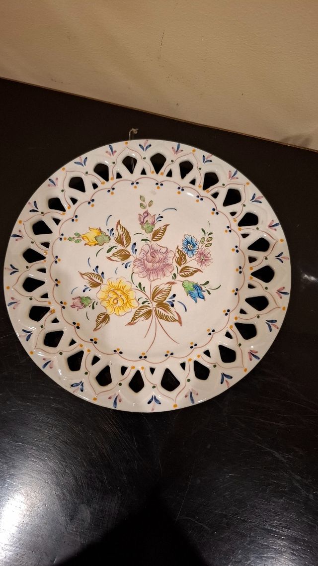 Prato rendilhado pintado à mão