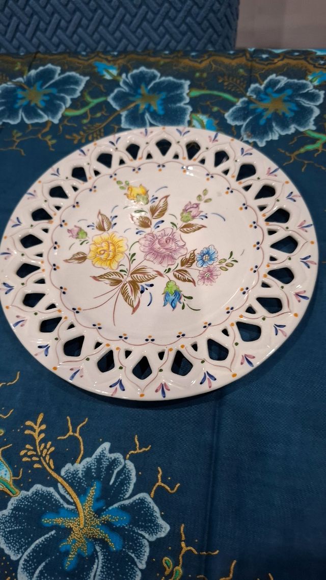Prato rendilhado pintado à mão