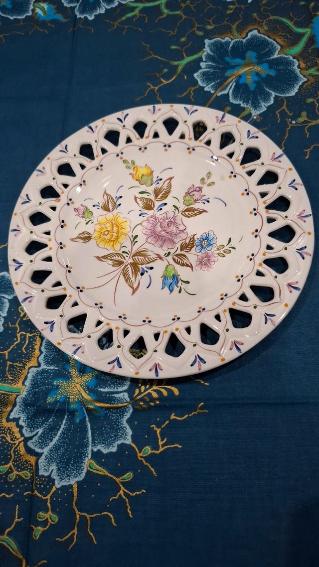 Prato rendilhado pintado à mão