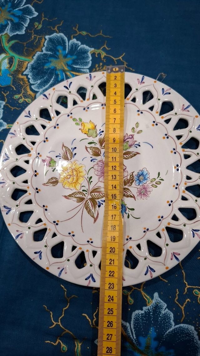 Prato rendilhado pintado à mão
