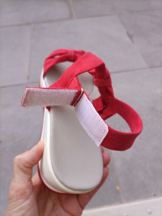 Sandalias de vestir con lazo rojo