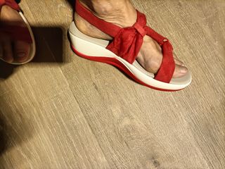 Sandalias de vestir con lazo rojo