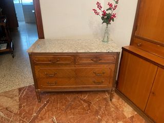 Cómoda de madera con tapa de mármol