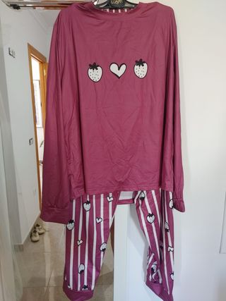 Pijama de fresas y corazones