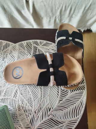 Sandalias de verano negras y plateadas