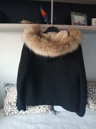 Chaquetón con capucha de paño