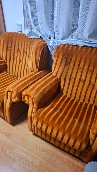 Sillones de terciopelo amarillos