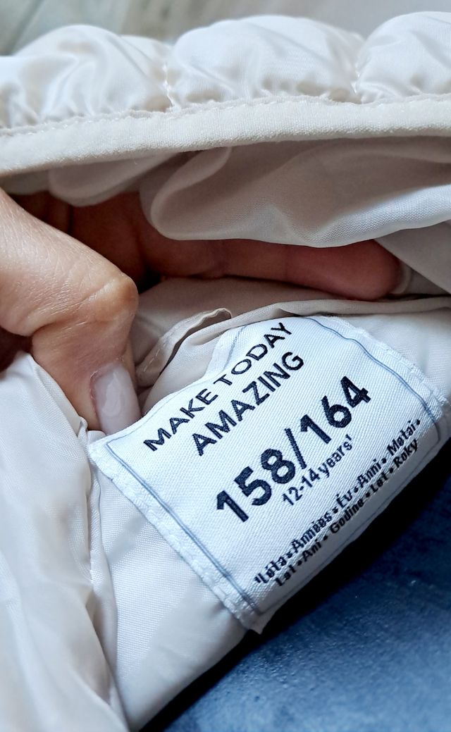 Piumino corto beige con cappuccio