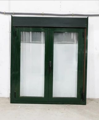 Ventana aluminio abatible verde