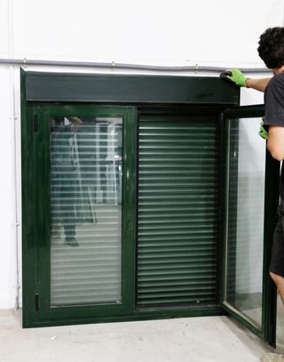 Ventana aluminio abatible verde