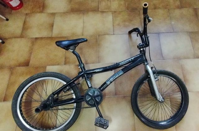 Bicicleta BMX Negra