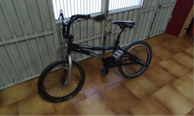 Bicicleta BMX Negra