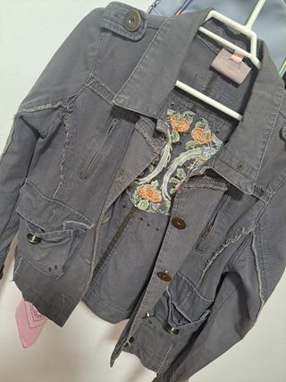 Chaqueta vaquera niña gris con bordado floral
