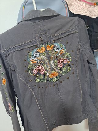Chaqueta vaquera niña gris con bordado floral