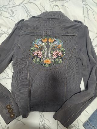 Chaqueta vaquera niña gris con bordado floral