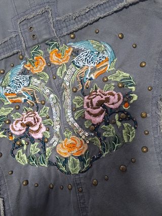 Chaqueta vaquera niña gris con bordado floral