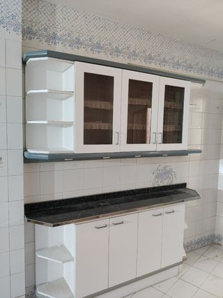 Mueble de cocina blanco y azul