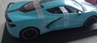 Coche de metal a escala 