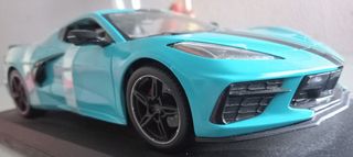 Coche de metal a escala 