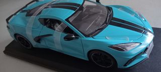 Coche de metal a escala 