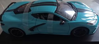 Coche de metal a escala 