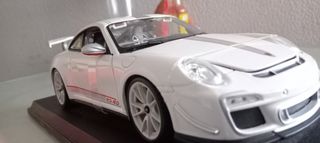 Coche de metal a escala 