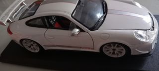 Coche de metal a escala 