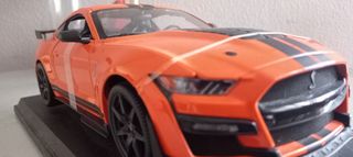 Coche de metal a escala 