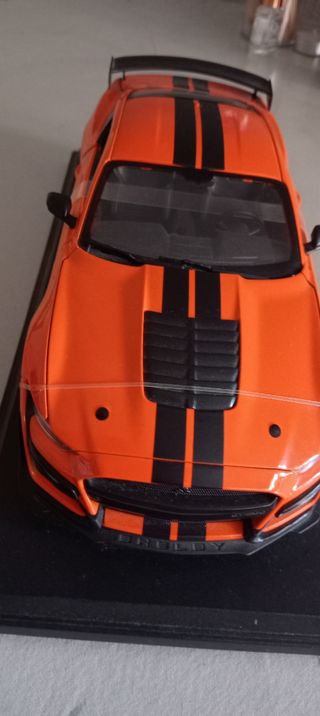 Coche de metal a escala 