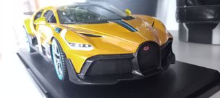 Coche de metal a escala 