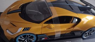 Coche de metal a escala 