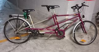 Bicicleta tándem morada